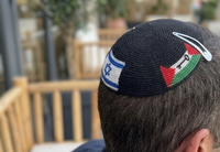 כיפה עם שני הדגלים. הדמיית אילוסטרציה