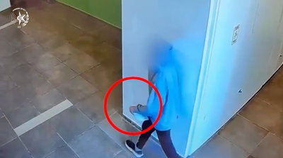 הניח דף במשרדה של סגנית המנהלת: ״הרגתי חתול, הנה הרגל באהבה״