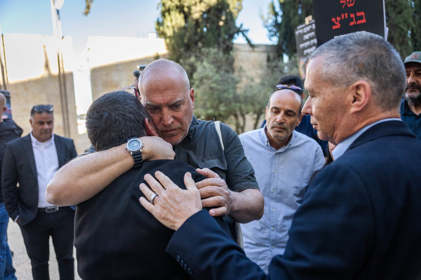 מחוץ לאולם בית המשפט