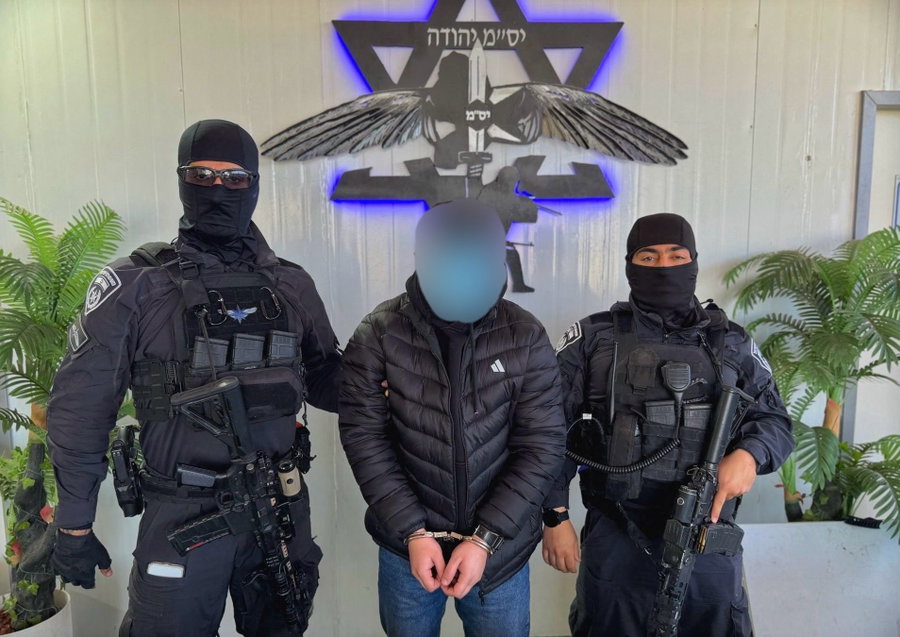 החשוד אחרי מעצרו