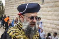 אייל ציונוב הדור בבגדי הראשון לציון