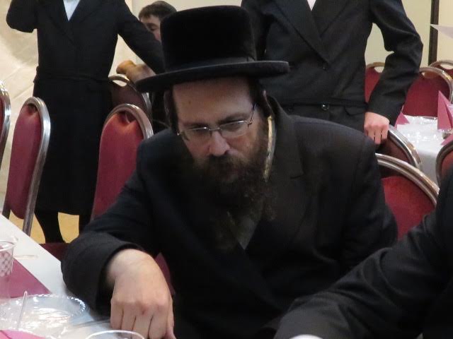 אלמנה שבורה ושנים עשר יתומים מנסים לאסוף את השברים לאחר פטירתו הכואבת של אביהם ר' ברוך הורוביץ ז"ל