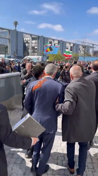 תיעוד: יורש העצר האיראני מותקף באמצעות צבע אדום בלב ברלין - המאבטחים התנפלו 