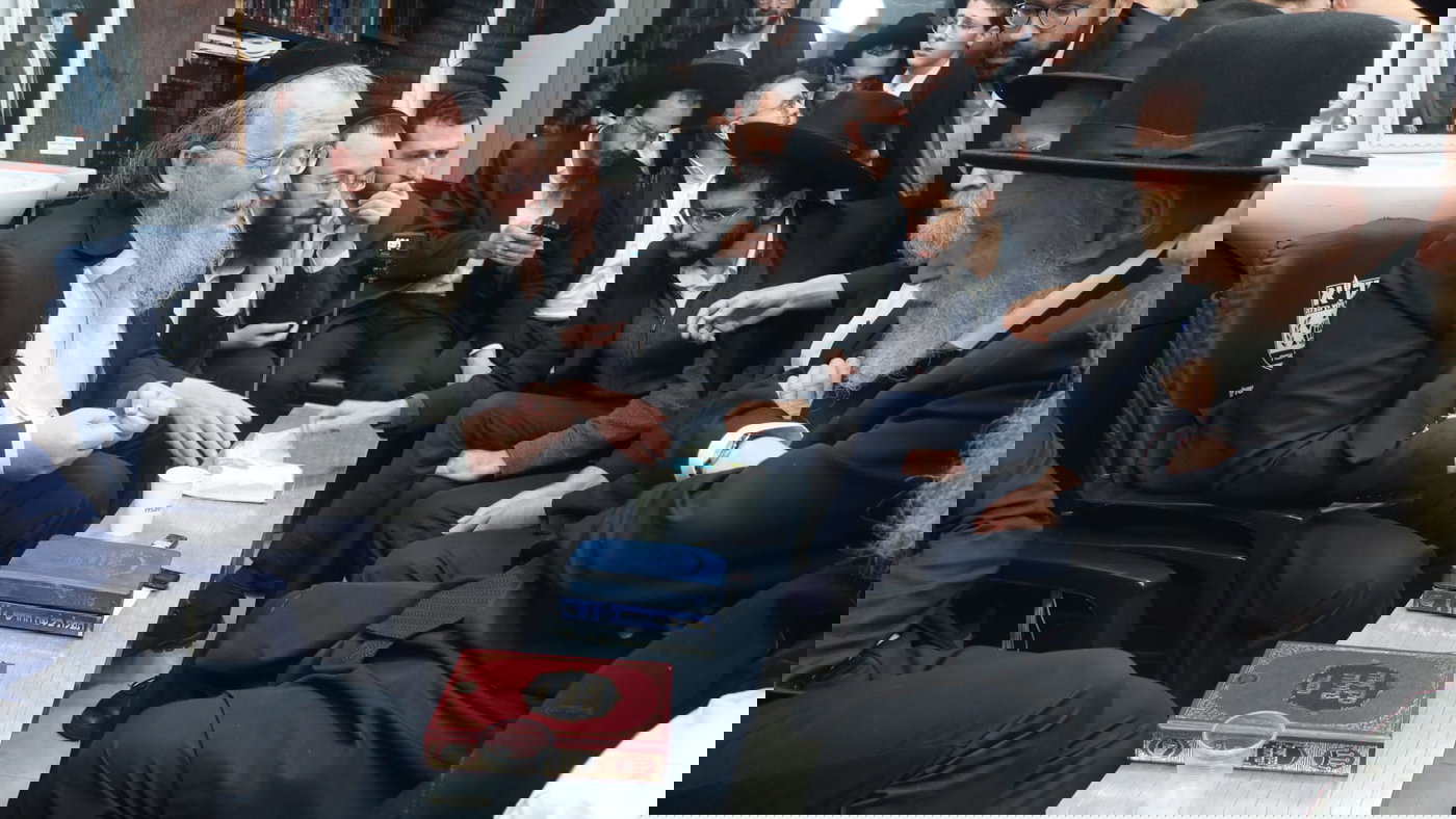 הגרמ"ה הירש בניחום אבלים