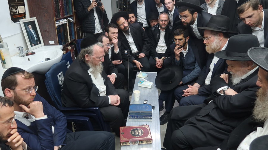 הגרמ"ה הירש בניחום אבלים
