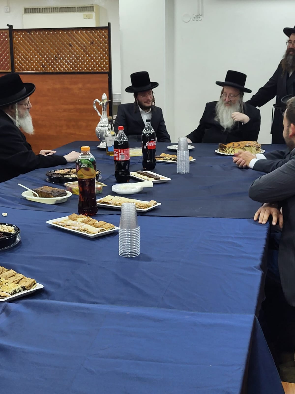 מסיבת הלחיים במעונו של האדמו"ר מביאלה