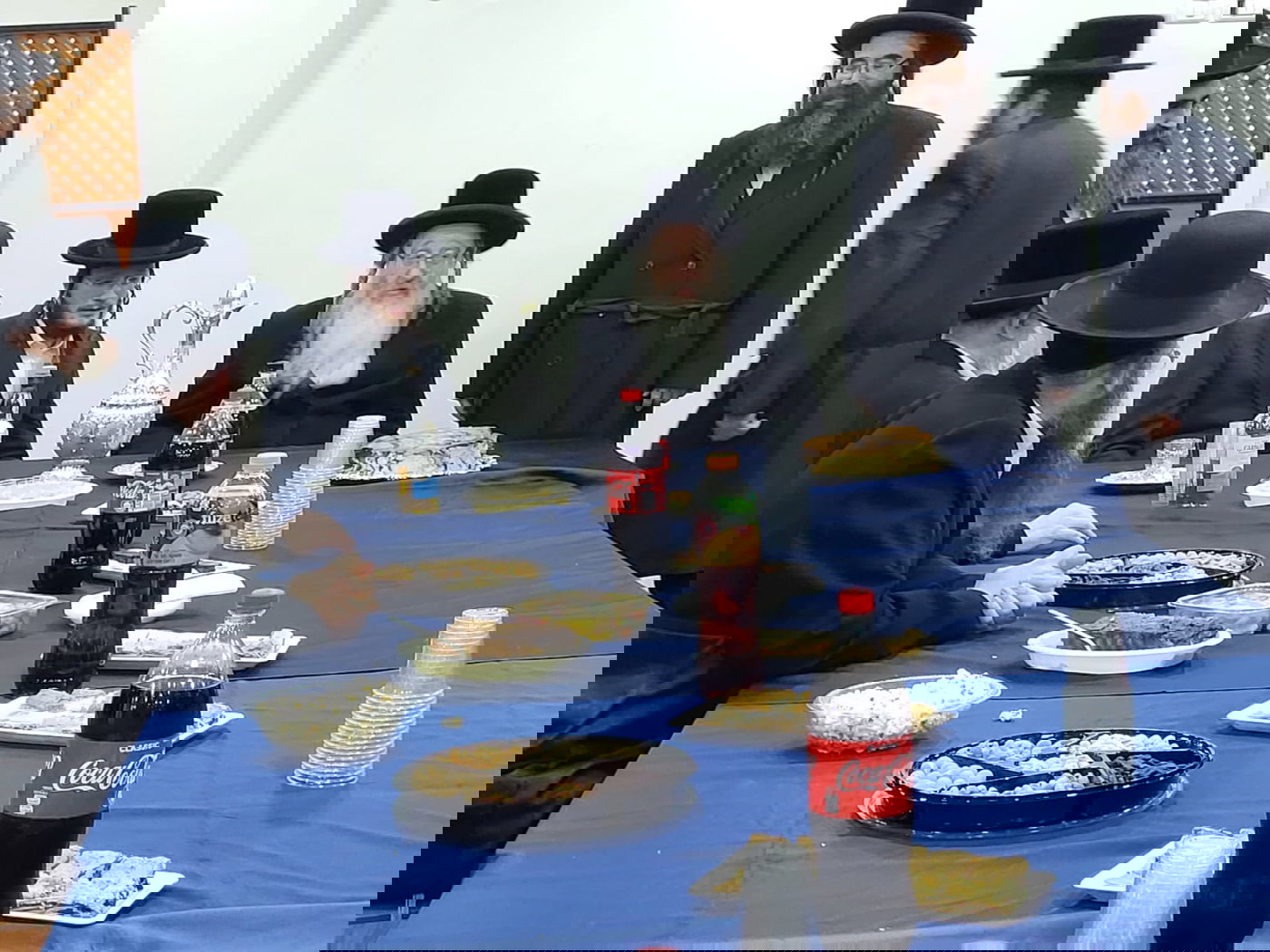 מסיבת הלחיים במעונו של האדמו"ר מביאלה