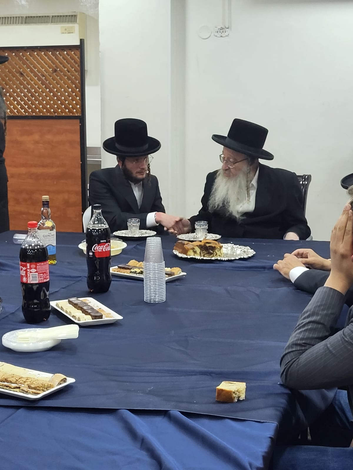 מסיבת הלחיים במעונו של האדמו"ר מביאלה