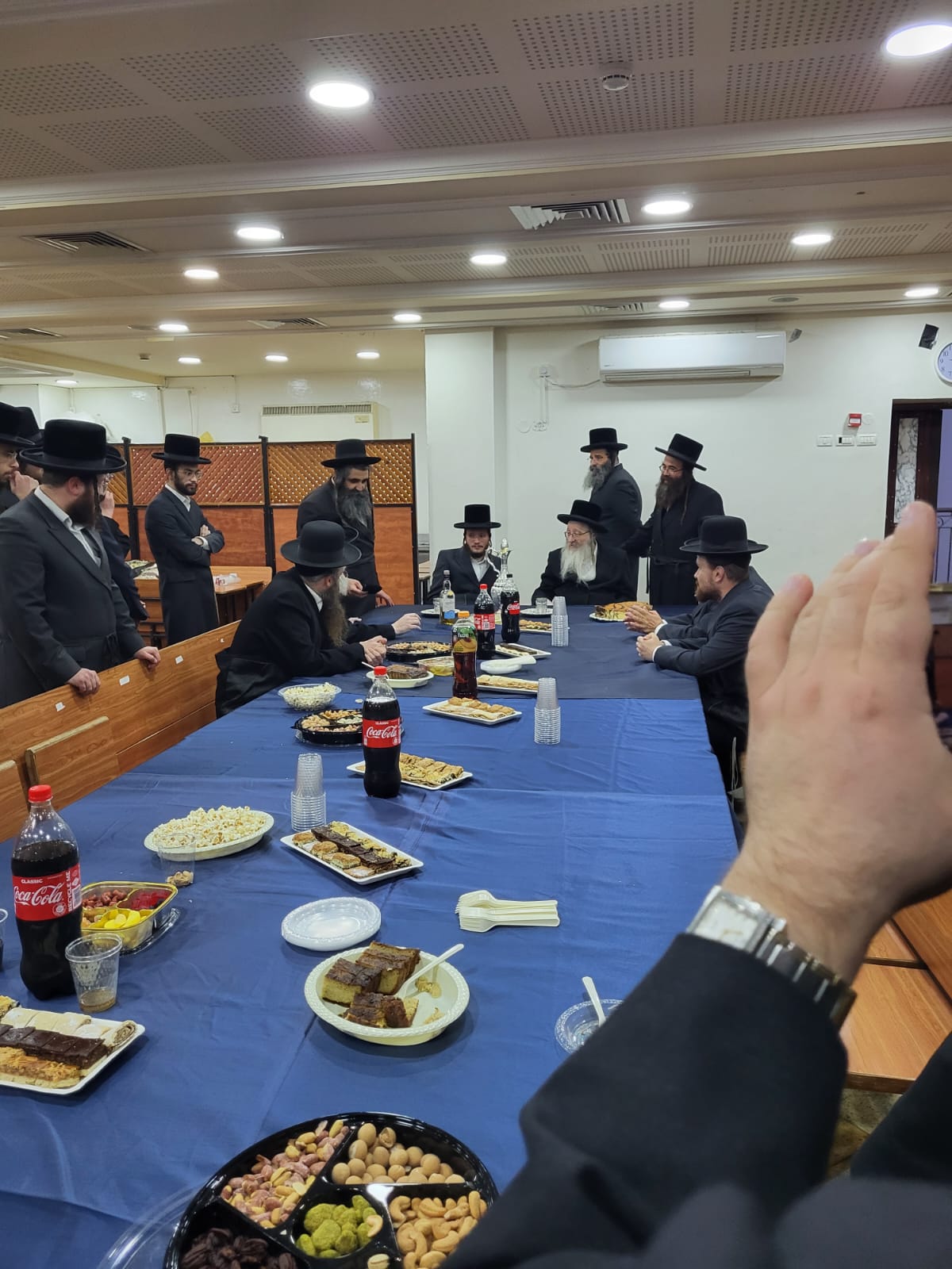 מסיבת הלחיים במעונו של האדמו"ר מביאלה