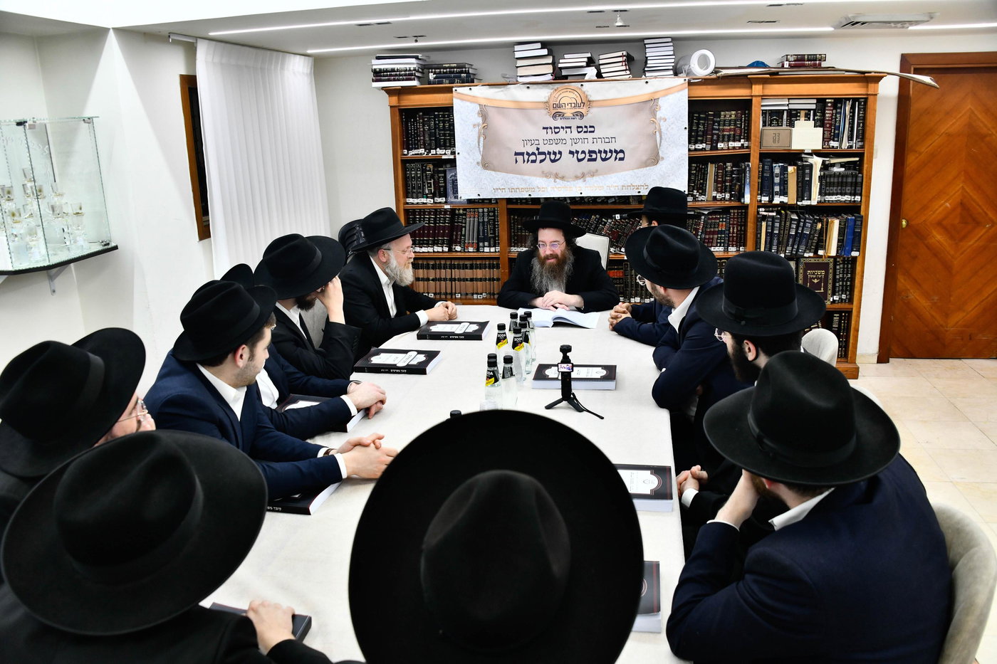 הכינוס במעונו של הגר"ע פריד