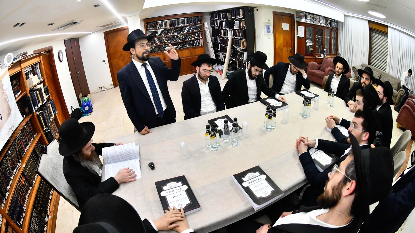 הכינוס במעונו של הגר"ע פריד