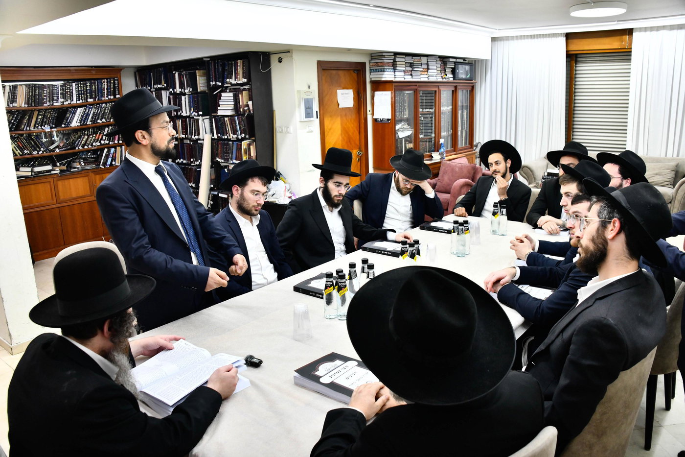 הכינוס במעונו של הגר"ע פריד