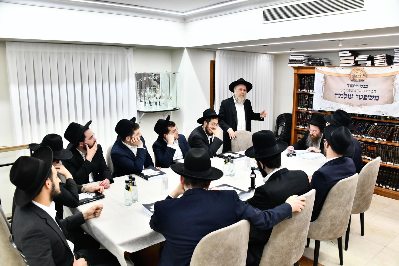 הכינוס במעונו של הגר"ע פריד