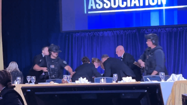 תיעוד דרמטי: המאבטחים מתנפלים על הנשיא, מפילים אותו ארצה - ומוציאים אותו מהאולם