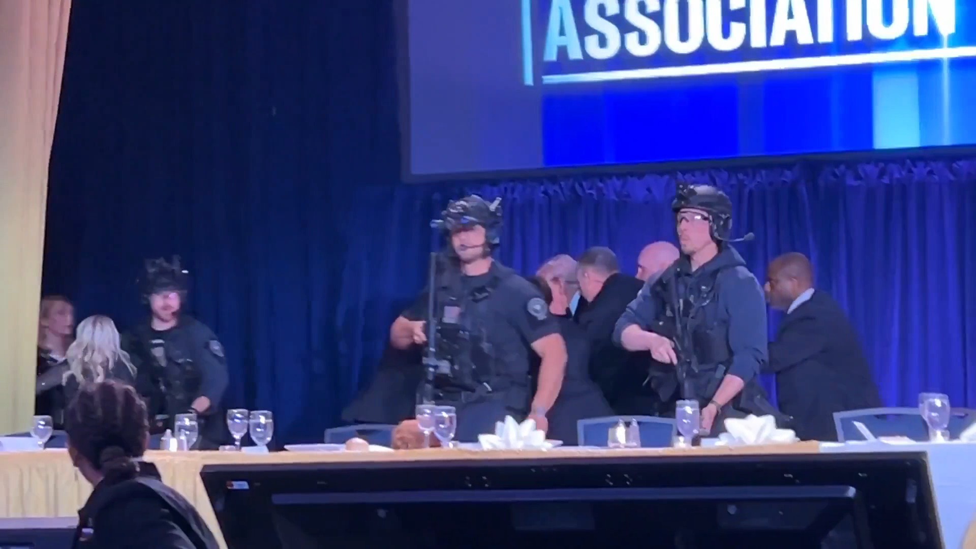 תיעוד דרמטי: המאבטחים מתנפלים על הנשיא, מפילים אותו ארצה - ומוציאים אותו מהאולם