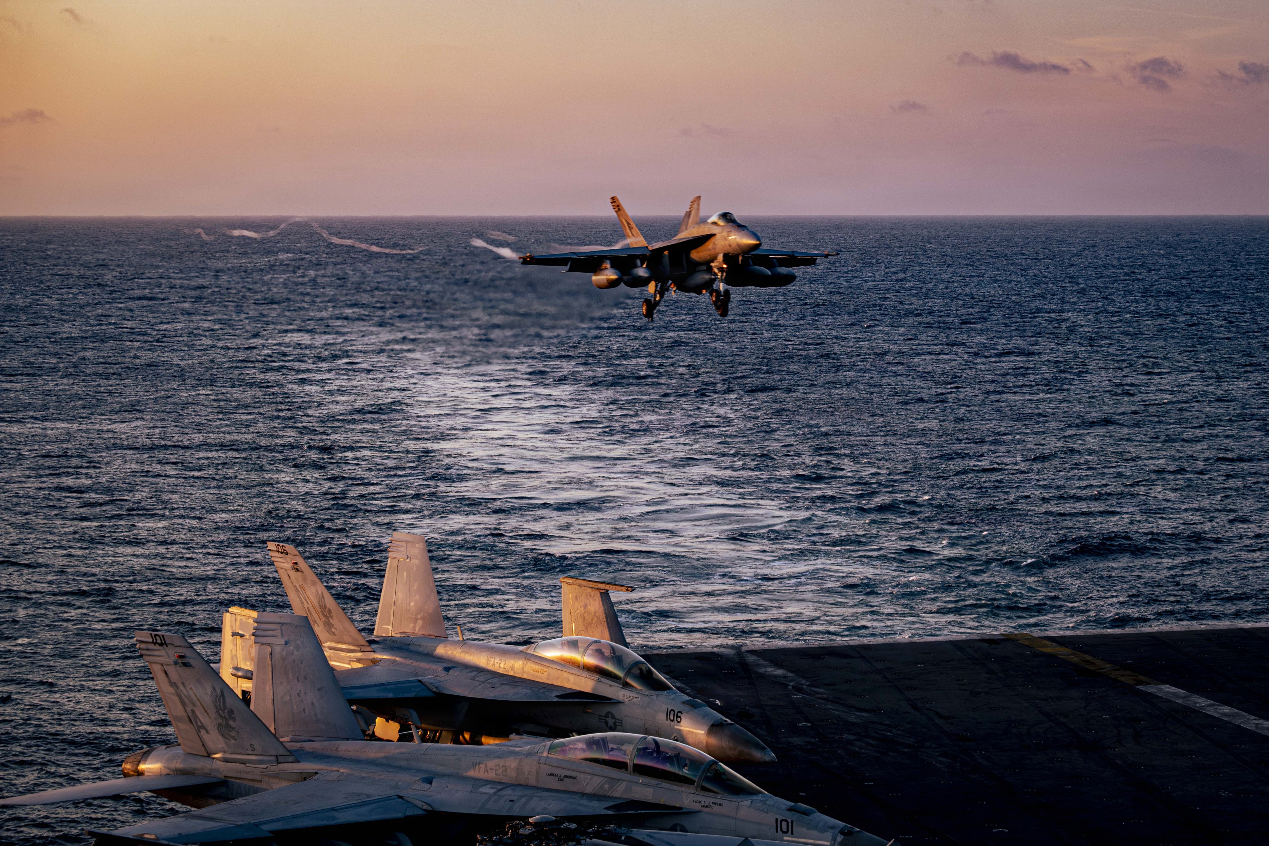 נחיתות מבצעיות של מטוסי הקרב על סיפון האוניה העוצמתית