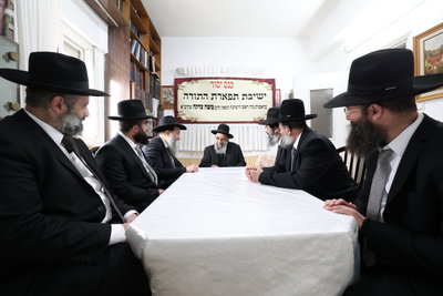 מעמד יסוד ישיבת תפארת התורה במעונו של הגר"מ צדקה