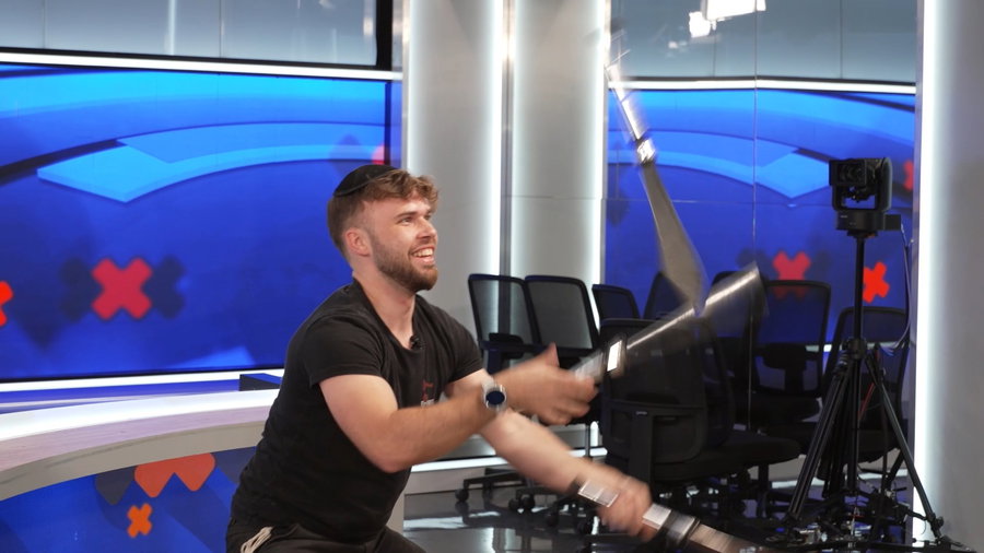 האחים קאהן חוגגים יום הולדת למשה מנס באולפן