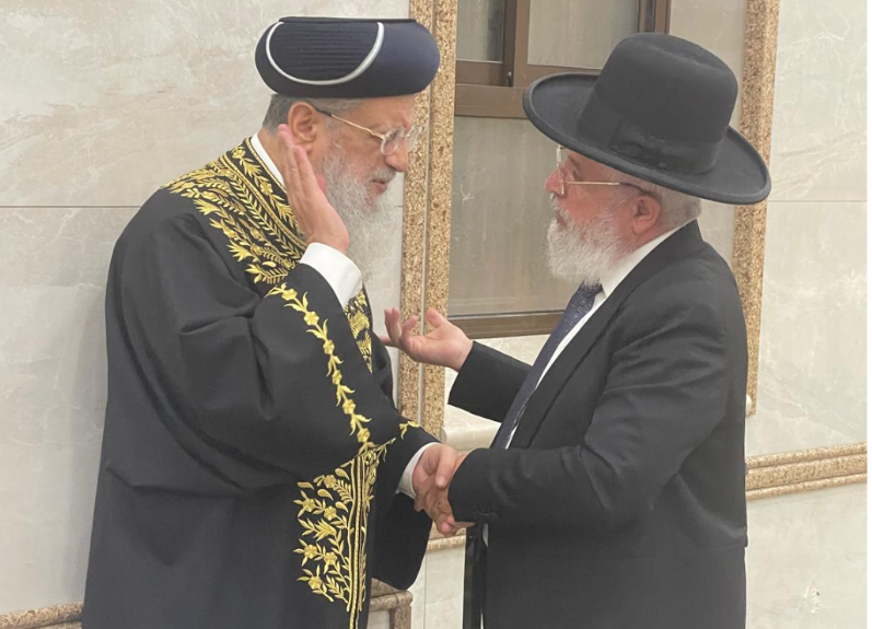 הגר"ז כהן בהתייעצות עם הראשון לציון הגר"ד יוסף