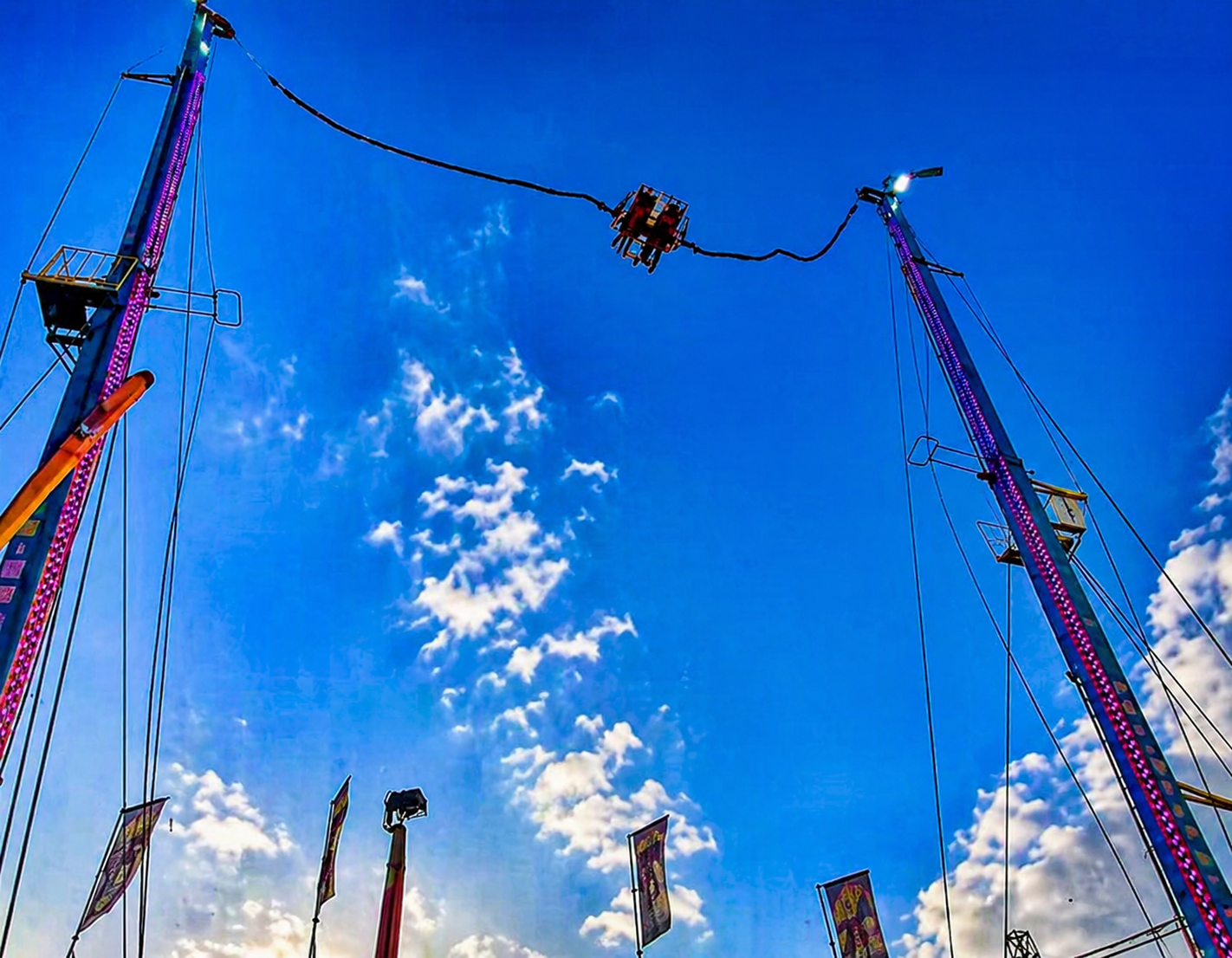 סיוט בגובה 90 מטר: כבל נקרע באמצע האוויר במתקן הרוגטקה 