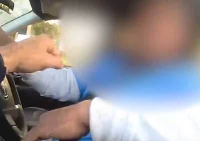 השוטרים הבחינו בנוסע שניסה להסתתר - זה מה שהתגלה | צפו