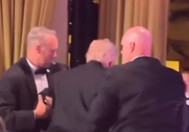 טראמפ מפונה מהזירה ברקע היריות