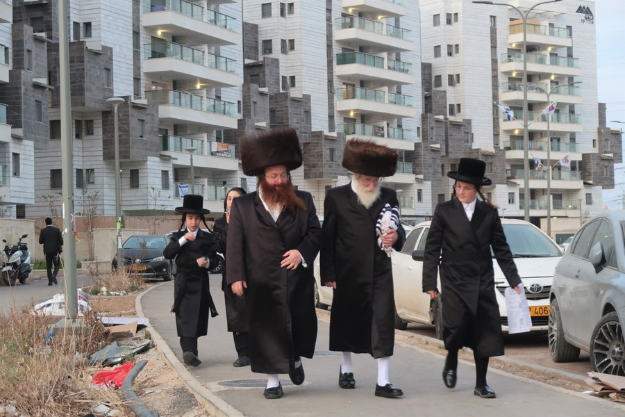 אורח בצפון בני ברק | השבת המרוממת של תושבי מתחם הסופרים בצל המשפיע החסידי