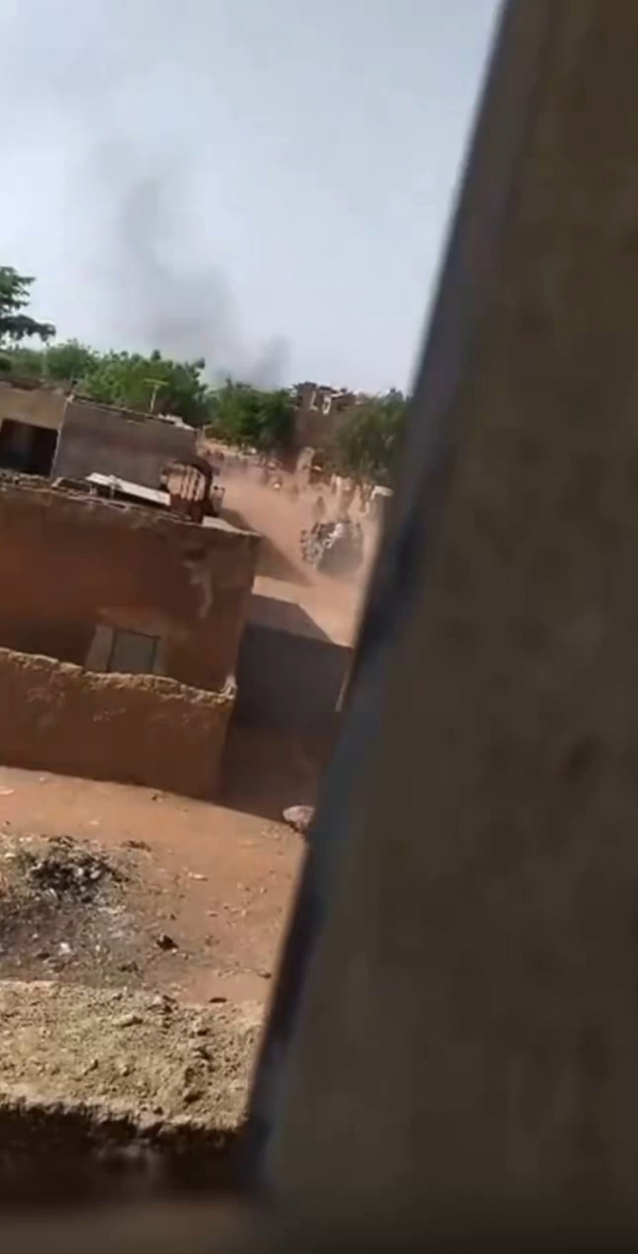 מספר עצום של טרוריסטים של אל-קאעידה במאלי (JNIM) מציף את העיר סווארה. העיר, המונה 40,000 תושבים, ממוקמת 10 ק"מ מהעיר הגדולה יותר מופטי (70,000 תושבים). 