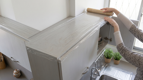 במקום שהשומן והפיח יידבקו ישירות לעץ או לפורמייקה של הארון, הם פשוט נוחתים על הניילון