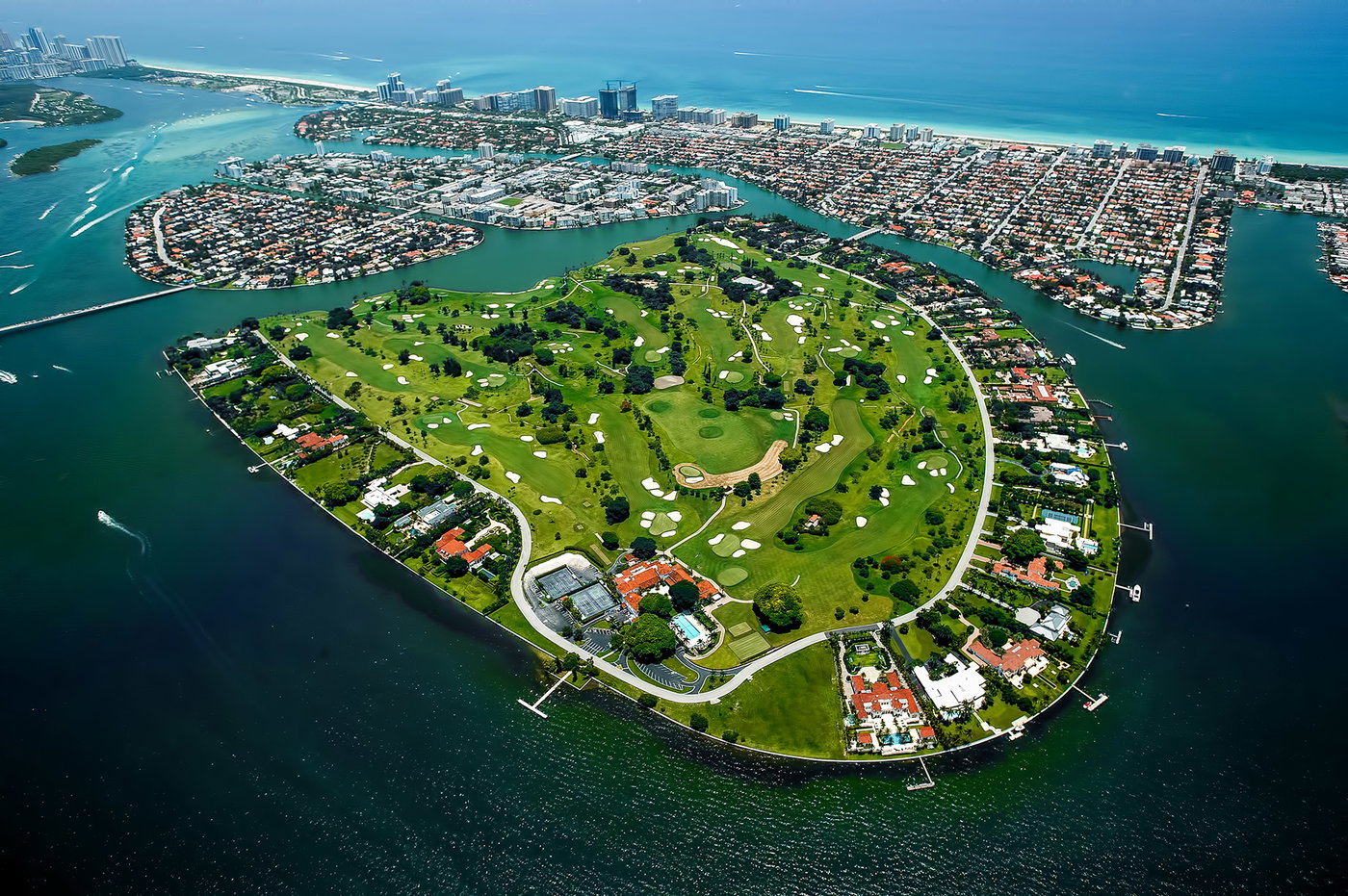 האי ומועדון הגולף שעליו