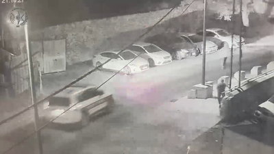 ארבעה קטינים יידו אבנים על בתי יהודים ונעצרו לאחר מרדף | צפו