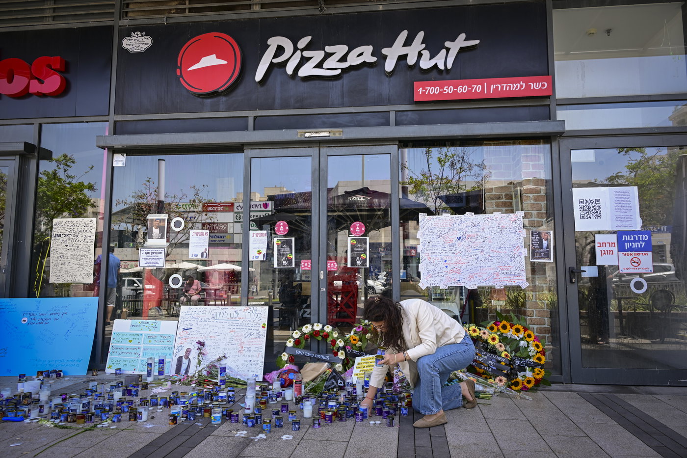 אנדרטה בכניסה לסניף בו עבד זלקה ז"ל