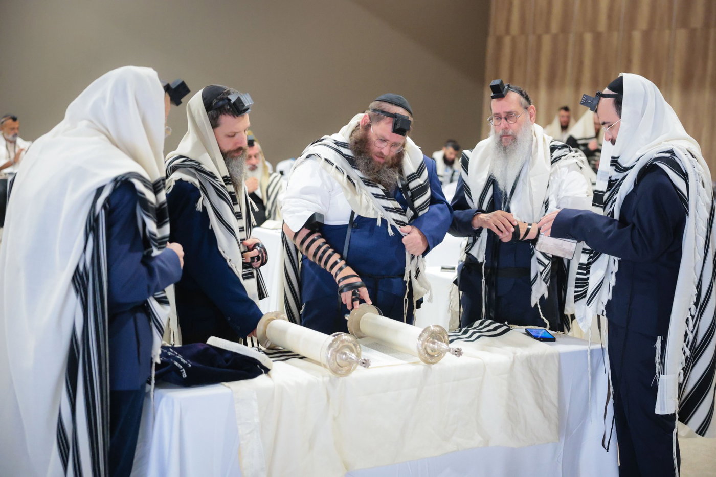 יהודים מורידים מזוזות ומגן דוד: מה חיפשו 100 רבנים באי מיקונוס?