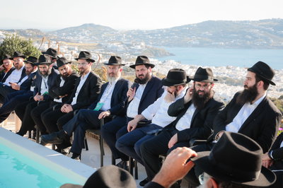 יהודים מורידים מזוזות ומגן דוד: מה חיפשו 100 רבנים באי מיקונוס?