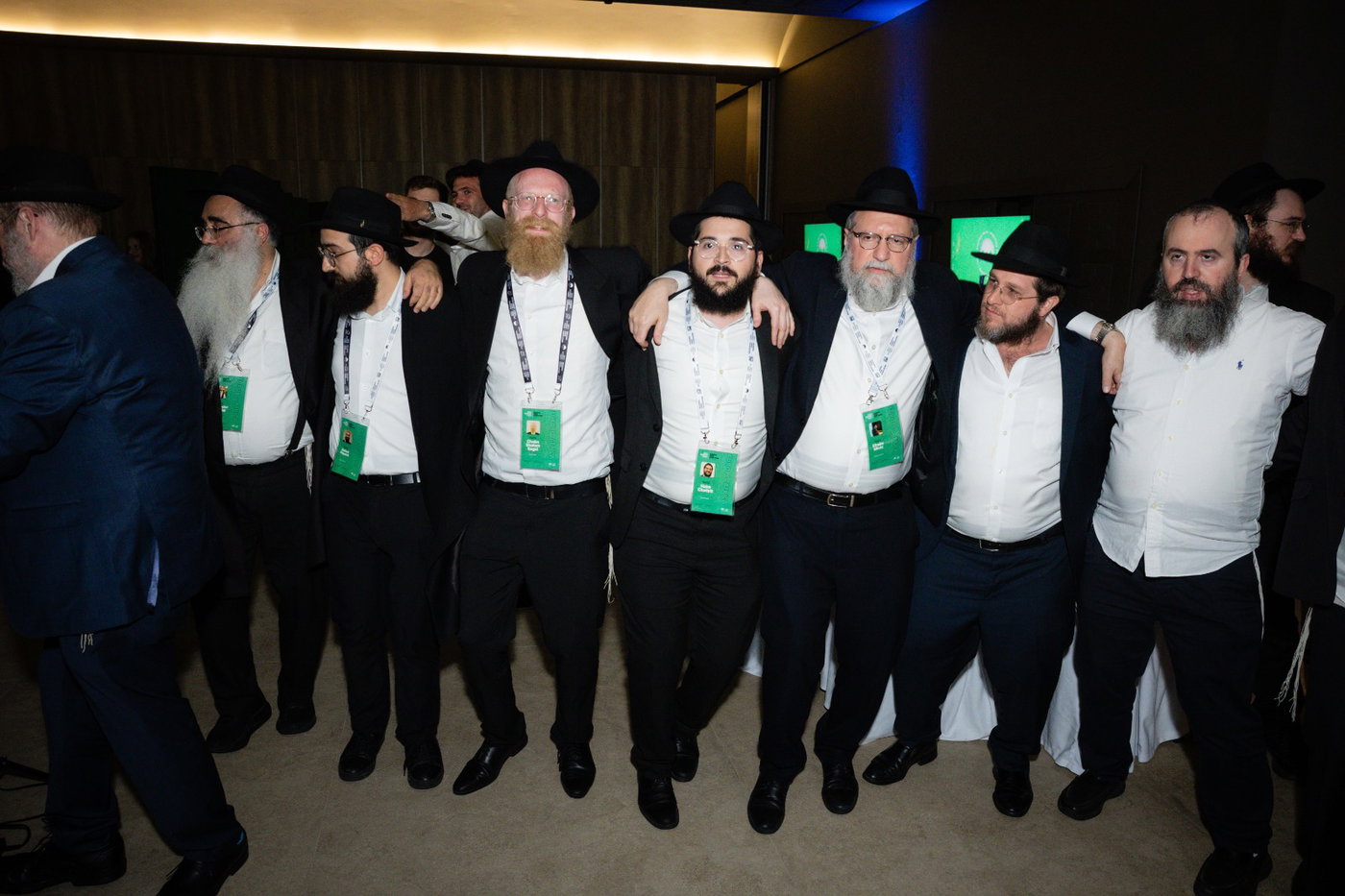 יהודים מורידים מזוזות ומגן דוד: מה חיפשו 100 רבנים באי מיקונוס?