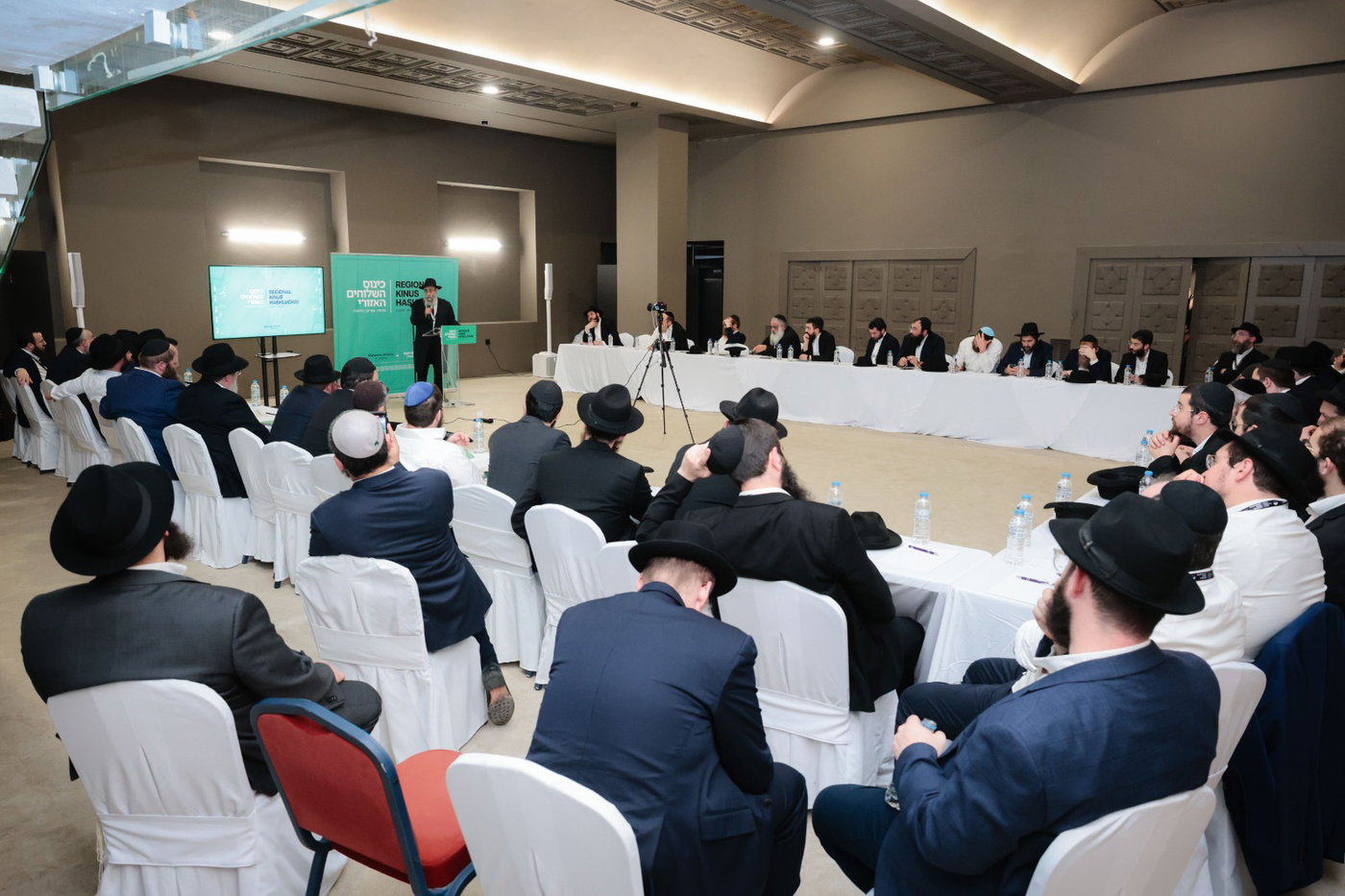 יהודים מורידים מזוזות ומגן דוד: מה חיפשו 100 רבנים באי מיקונוס?