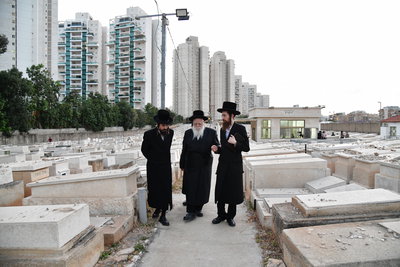 האדמו"ר משאץ ויז'ניץ בתפילה על ציון אביו זצ"ל