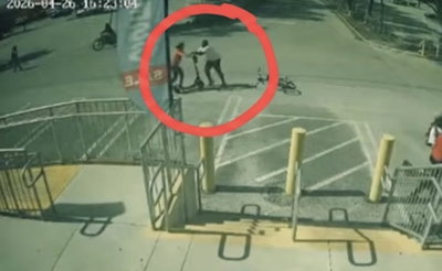 תיעוד קשה: חוטף קורקינט מהילדים החרדים ותוקף אותם; ילד אחד נפצע