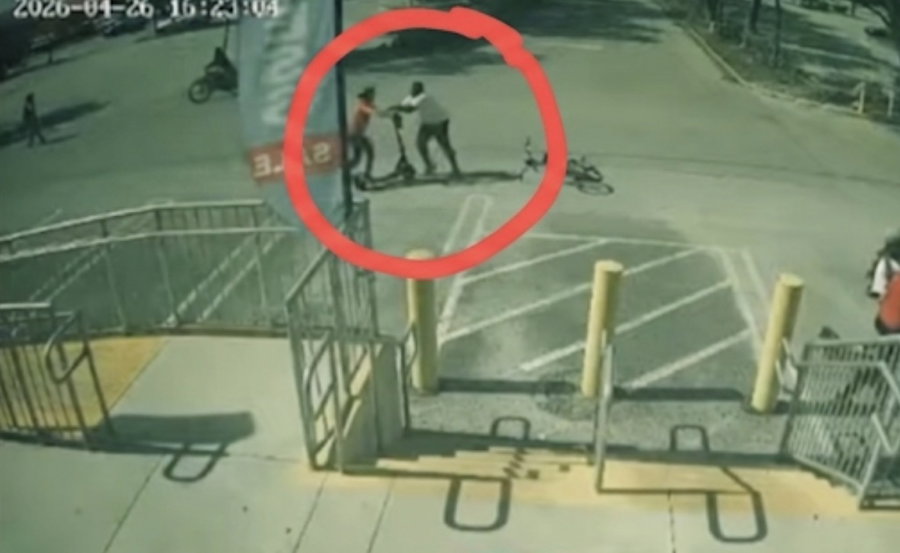 תיעוד קשה: חוטף קורקינט מהילדים החרדים ותוקף אותם; ילד אחד נפצע