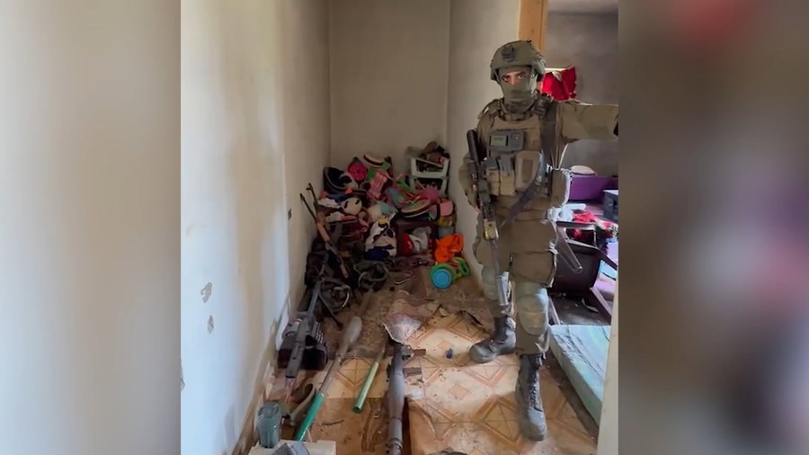 מפקד פלוגה בסיירת גולני בתוך חדר ילדים