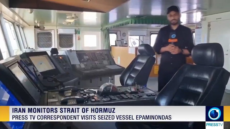 הכתב האיראני משדר מתוך הספינה