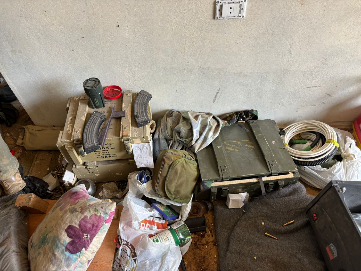 אמצעי הלחימה שאותרו על ידי כוחות החטיבה בתוך חדר ילדים