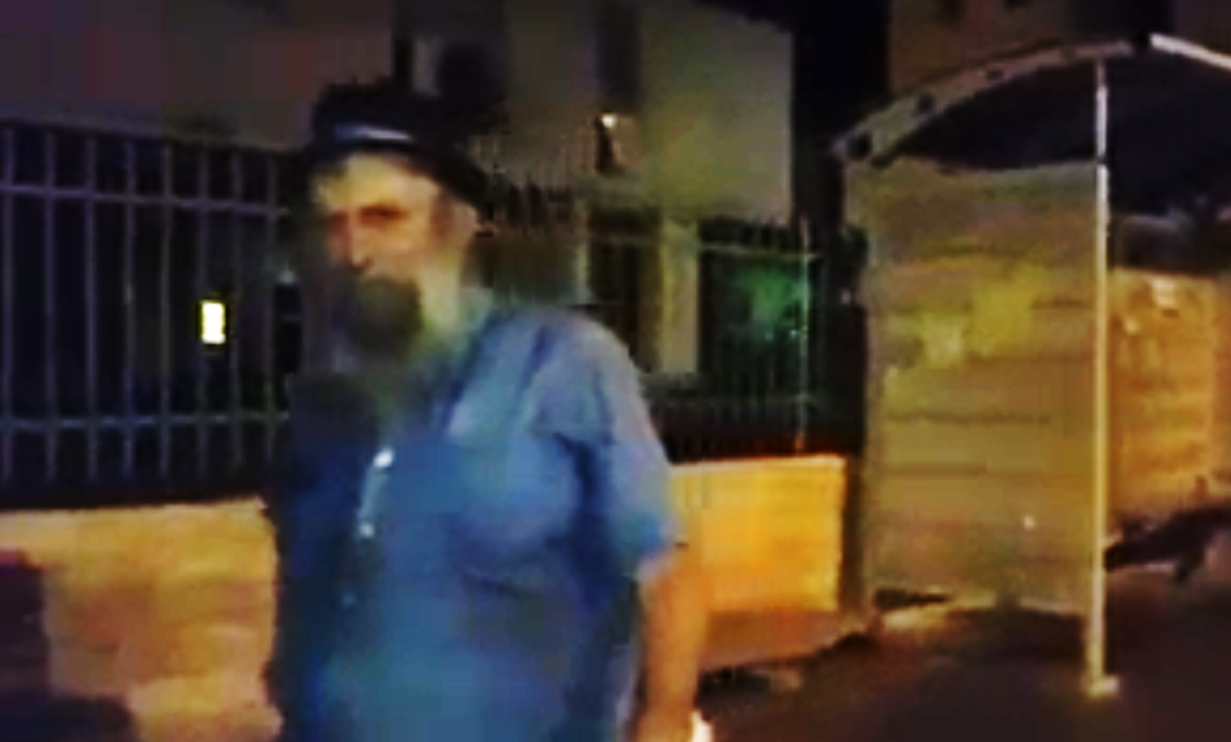 ר' צבי בשעת לפנות בוקר, מעיר לסליחות