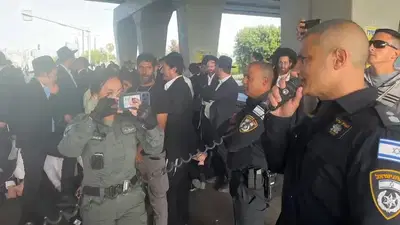 במחאה על מעצר הבחורים: החלה הפגנת הרצ"פניקים; כביש 4 נחסם לתנועה לשני הכיוונים