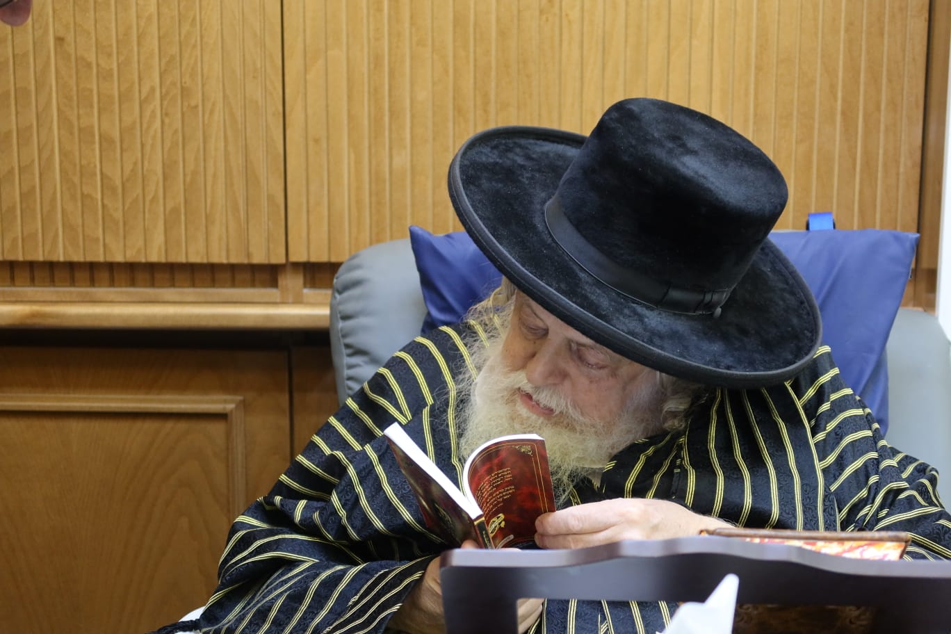 האדמו"ר מתולדות אברהם יצחק