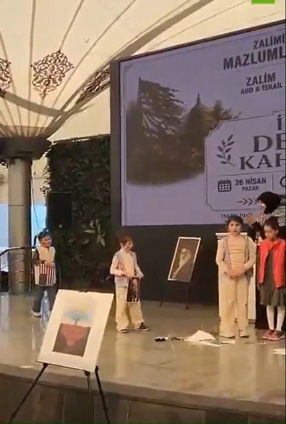 ילדי בתי ספר בטורקיה קורעים דגלי ארה"ב וישראל בעידוד המורים 