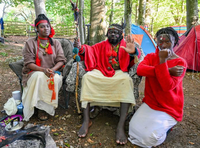 "המלך" קופי אופה על כסאו