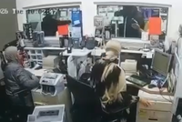 מול המצלמה: שלף אקדח בסניף הדואר וניסה לשדוד את המקום | צפו