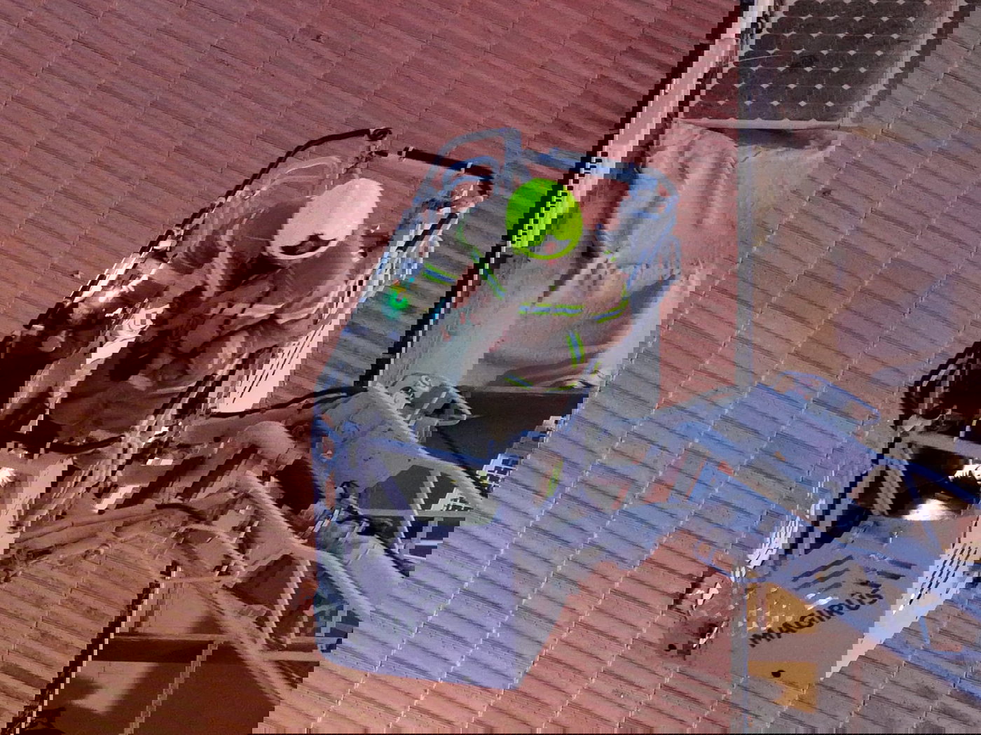 חשש להצתה: 35 איש חולצו מבניין בעיר החרדית, ילדים פונו לבית חולים