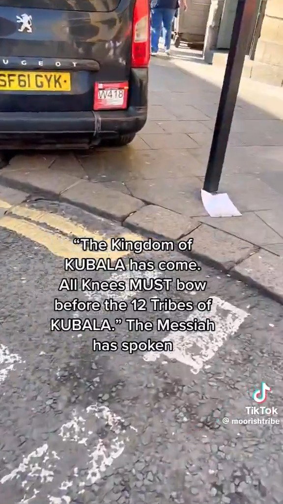 המלך קופי מטריד עוברים ושבים בסקוטלנד